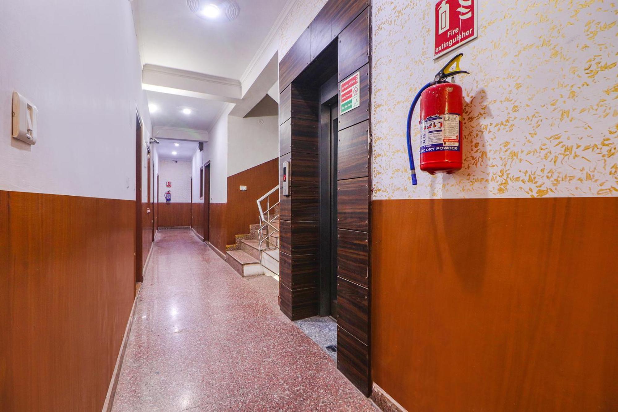 Fabexpress Sinon Hotel Ню Делхи Екстериор снимка